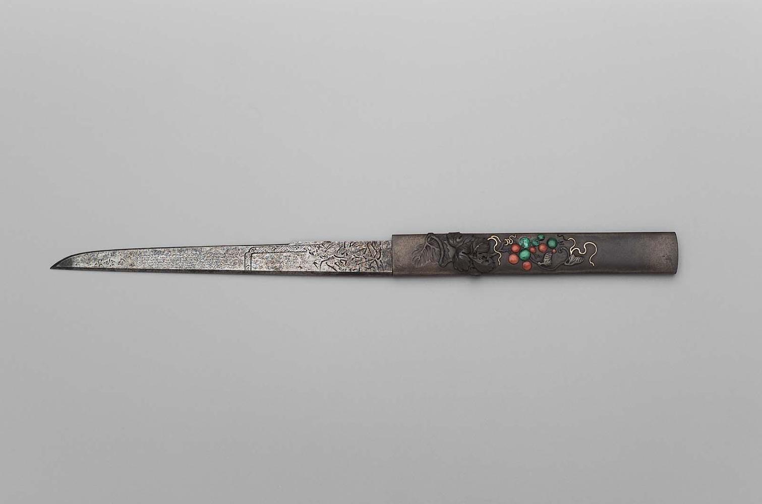 Kozuka with design of grapevine