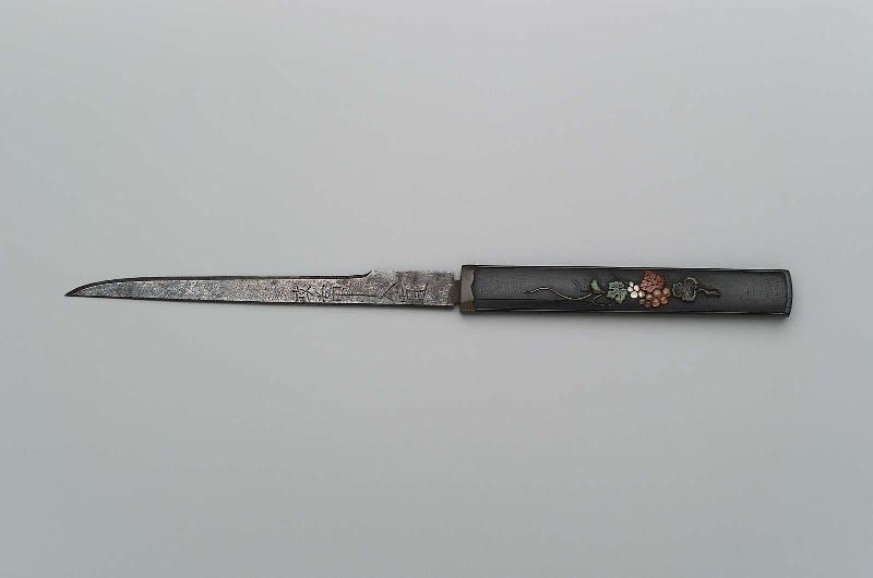 Kozuka with design of grapevine