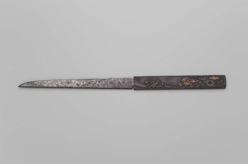 Kozuka with design of chrysanthemums