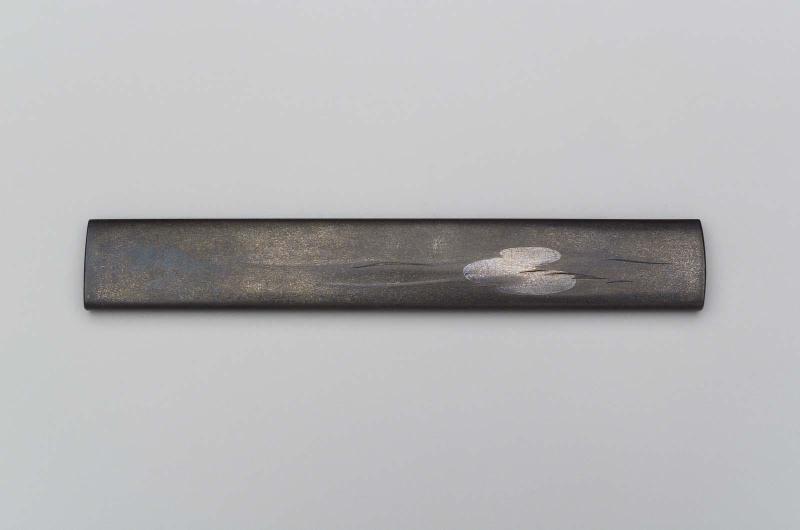 Kozuka with design of the moon reflected in water