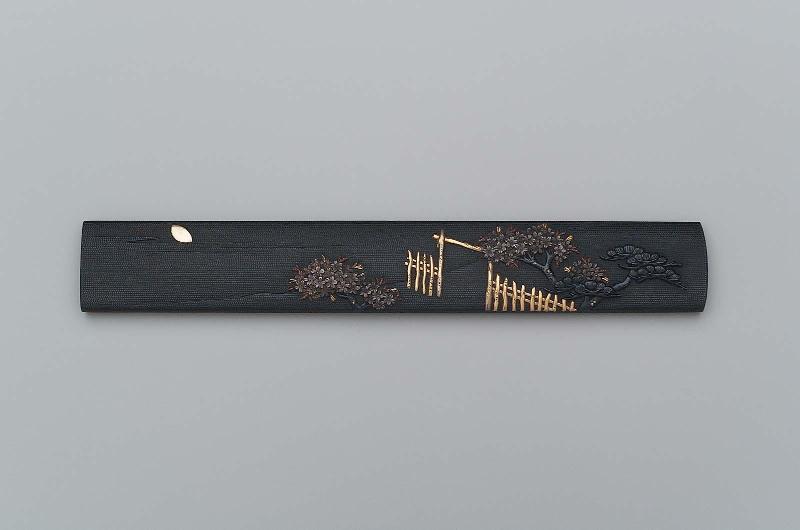 Kozuka with design of cherry and pine trees by a gate