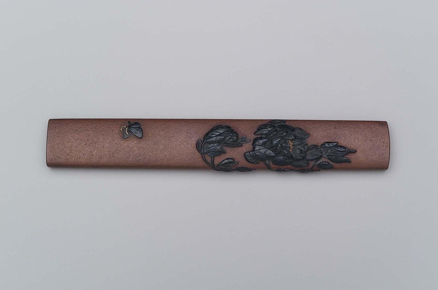 Kozuka with design of peonies and butterfly