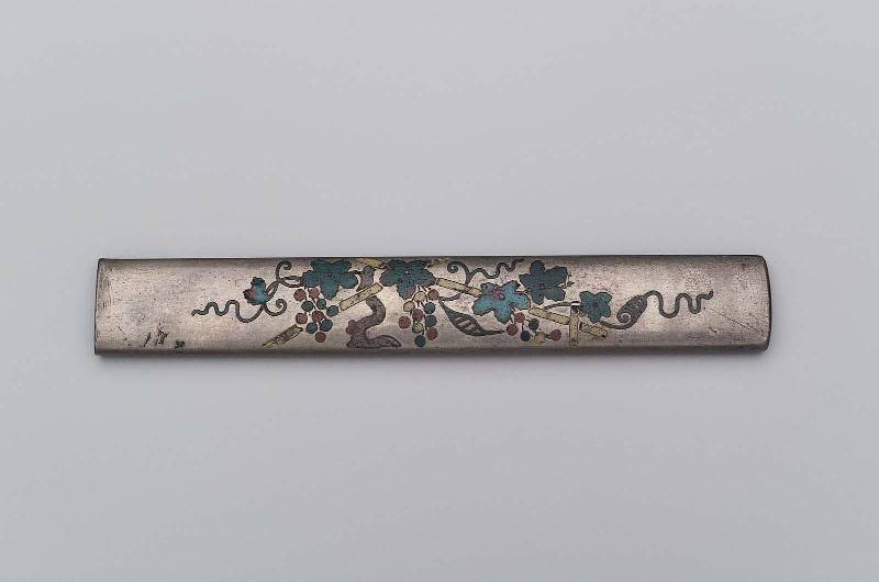 Kozuka with design of fruiting vine and trellis