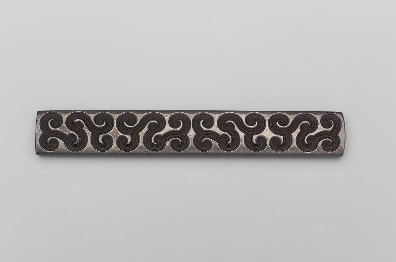 Kozuka with design of guri scrolls