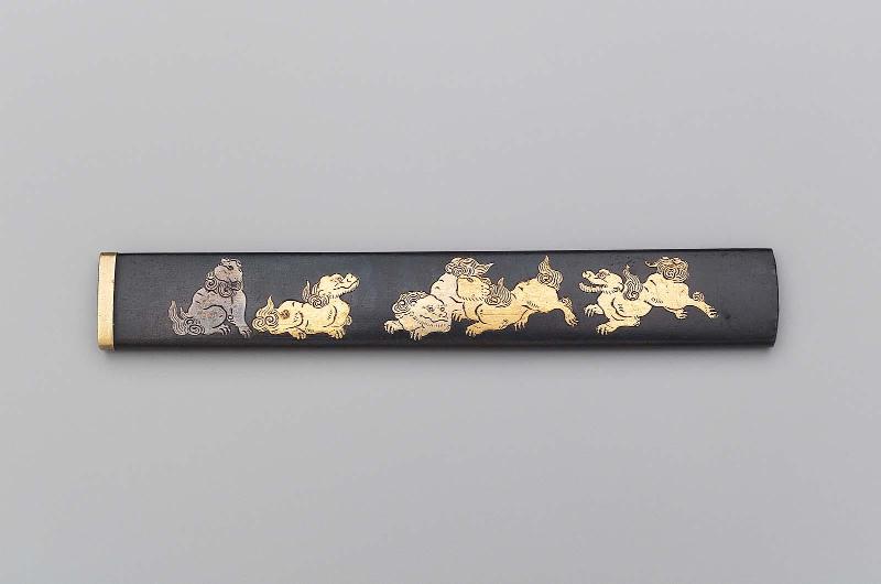 Kozuka with design of gamboling shishi