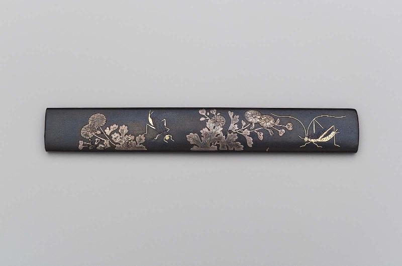 Kozuka with design of mantises and chrysanthemums