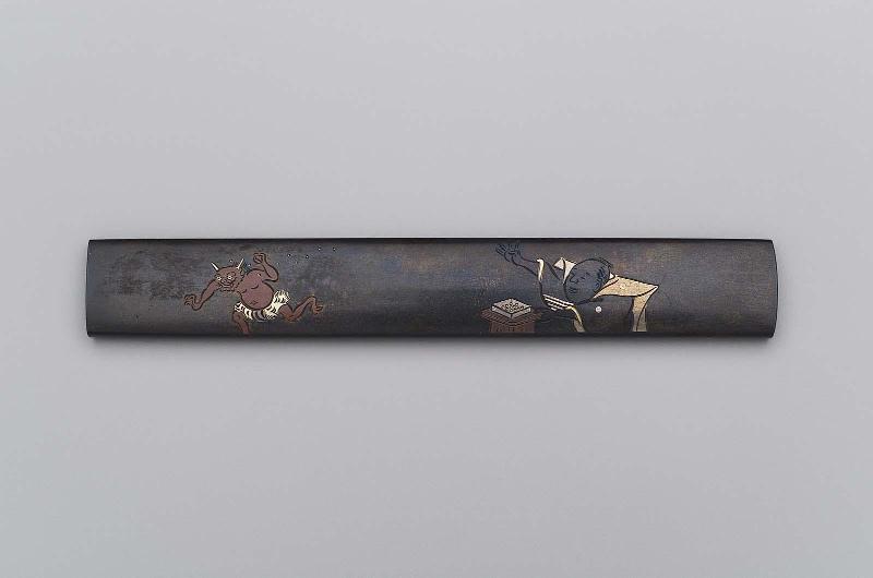 Kozuka with design of a figure in formal dress throwing beans at an oni in the New Year oni-yarai ceremony
