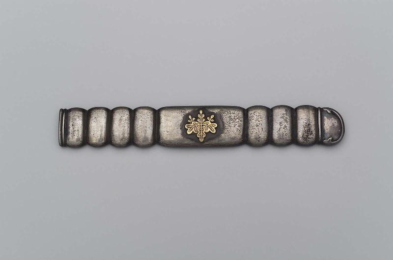 Kozuka with banded pattern and design of paulownia mon