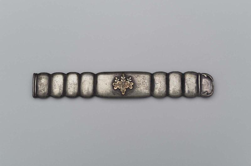Kozuka with banded pattern and design of paulownia mon