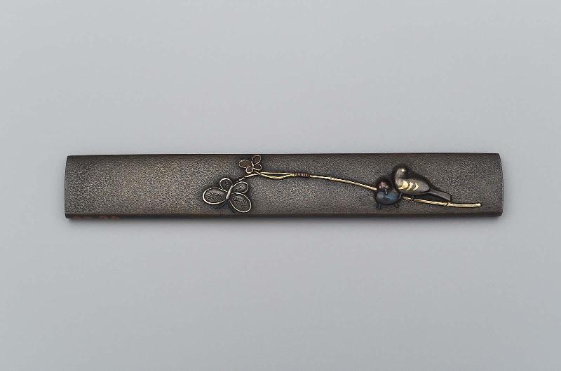 Kozuka with design of toy butterflies and pigeons