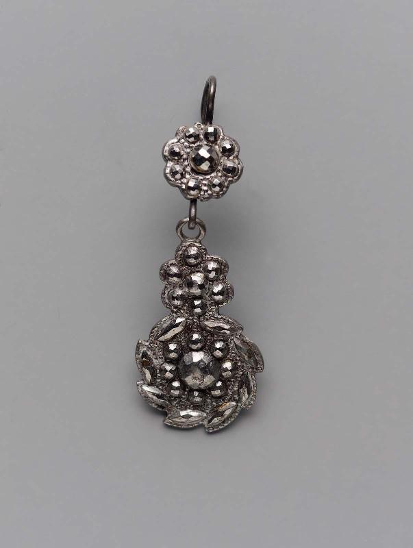 Earring (one of a pair)