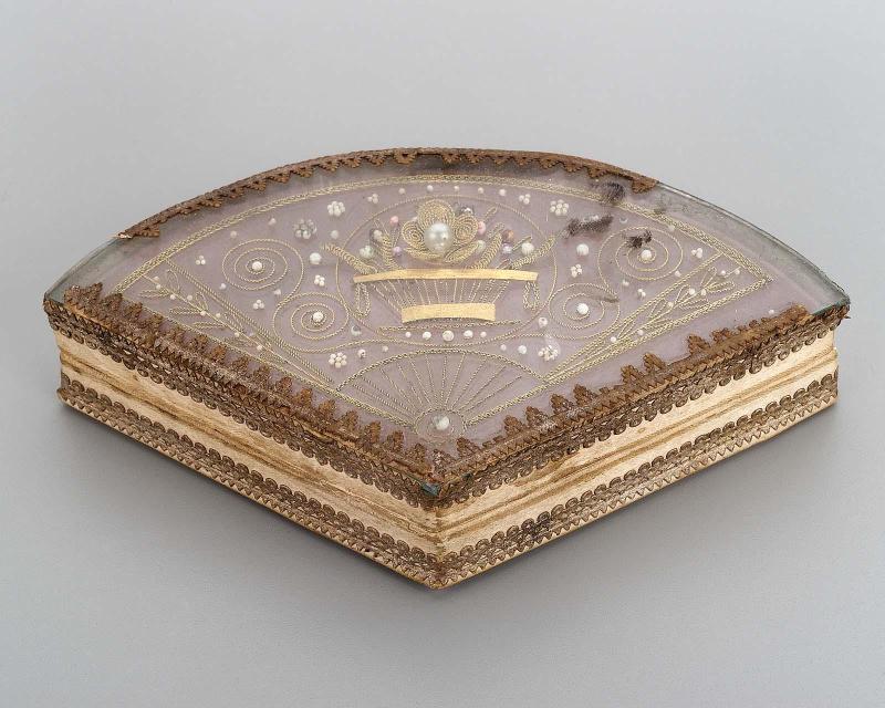 Fan-Shaped Covered Box
