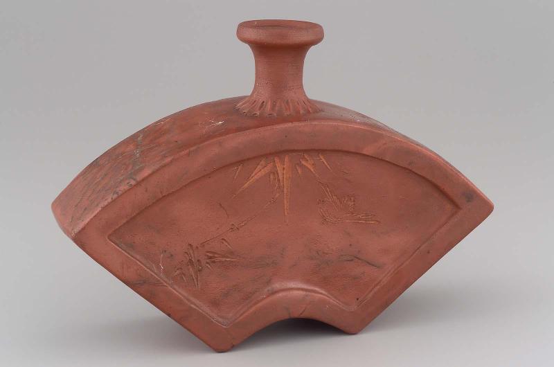 Sake bottle in the shape of a fan