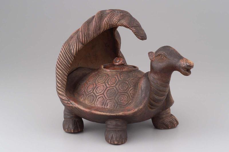 Sake receptacle in the shape of a mythological turtle