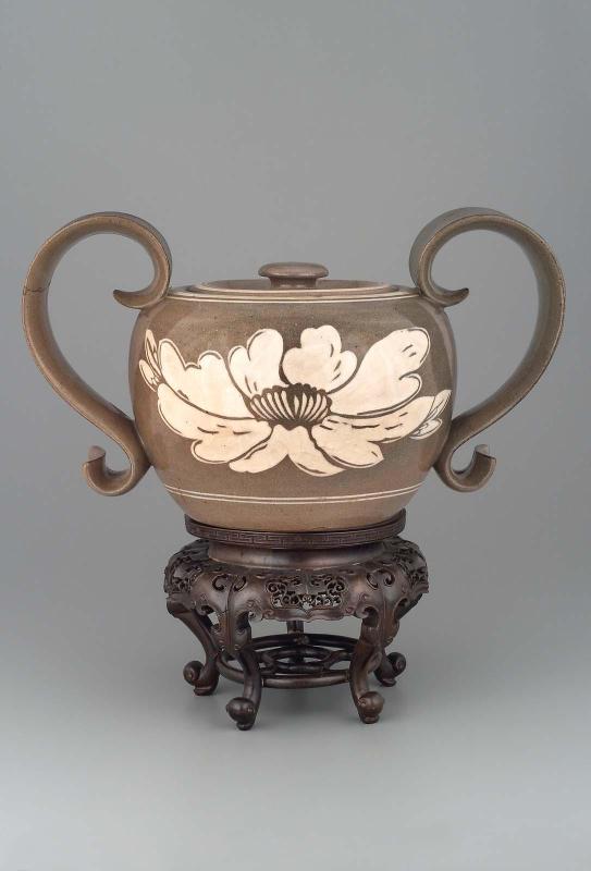 Jar, with pottery cover