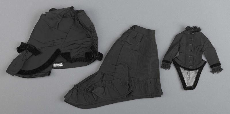 Dress (in three part)