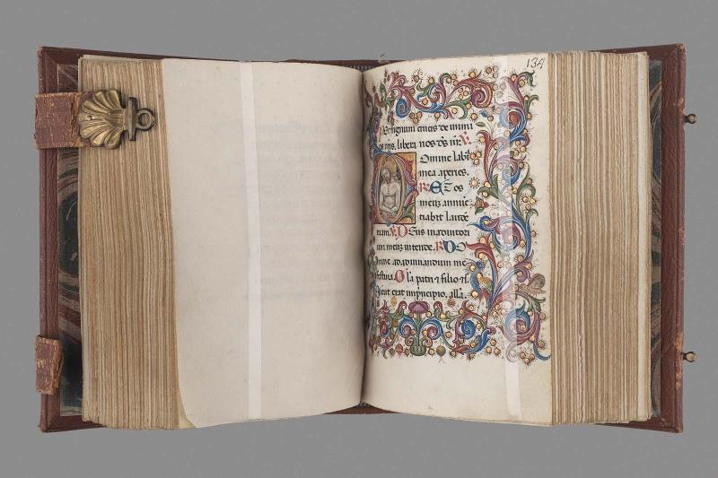 Folios 133v-134r, historiated initial with Christ emerging from the tomb