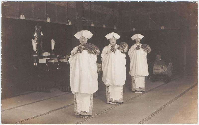 Futarasan Shrine, Nikko: Dance with Fans (Suzuôgi no mai)