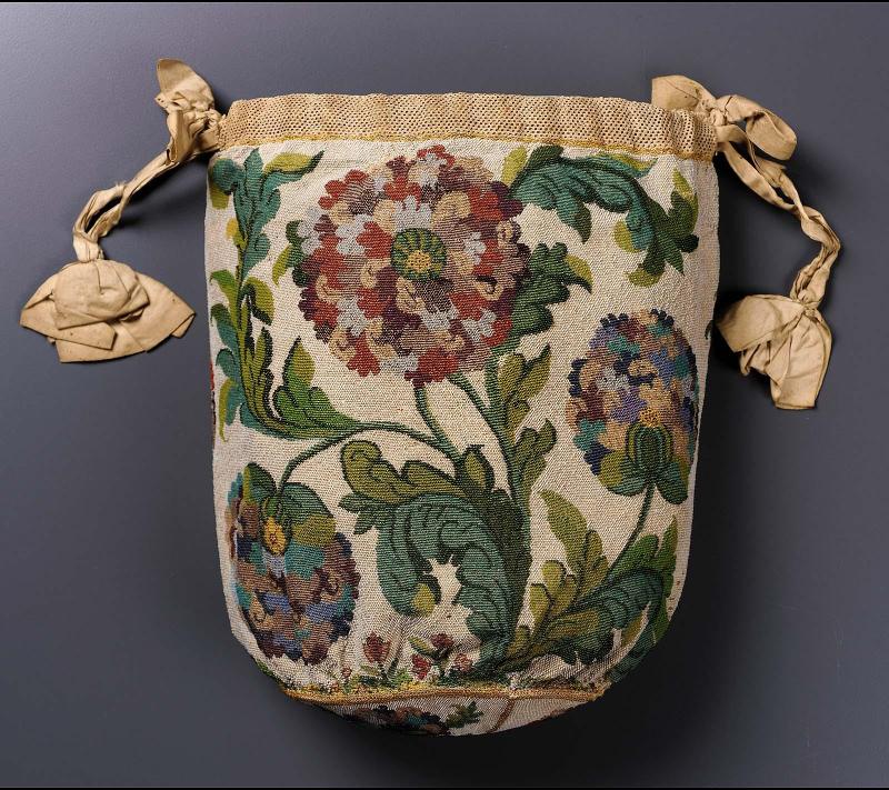Round drawstring bag with dome-shaped base