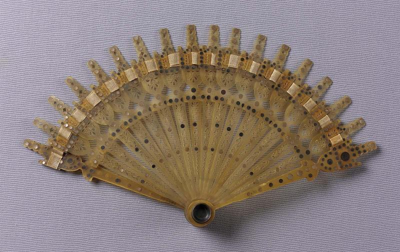 Brisé spyglass fan