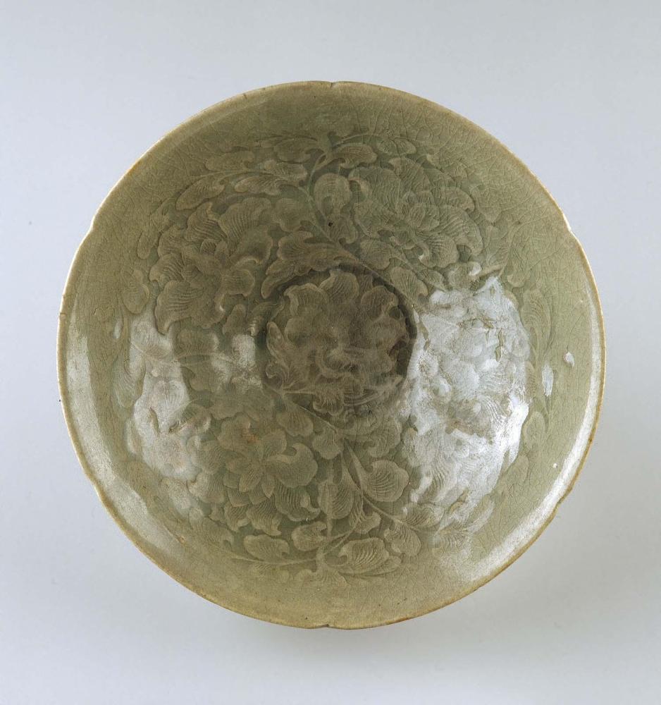 Flower-shaped bowl