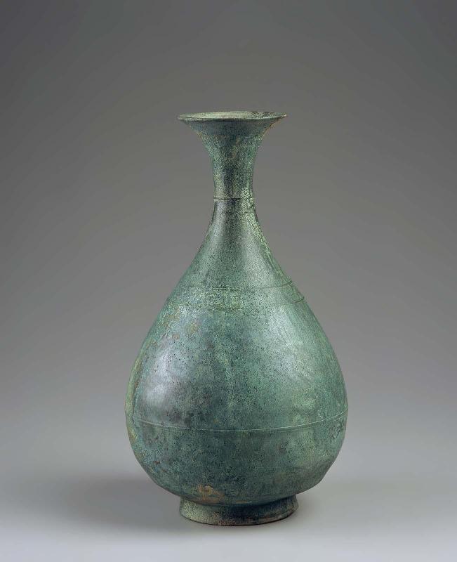 Pear-shaped bottle with trumpet-shaped mouth