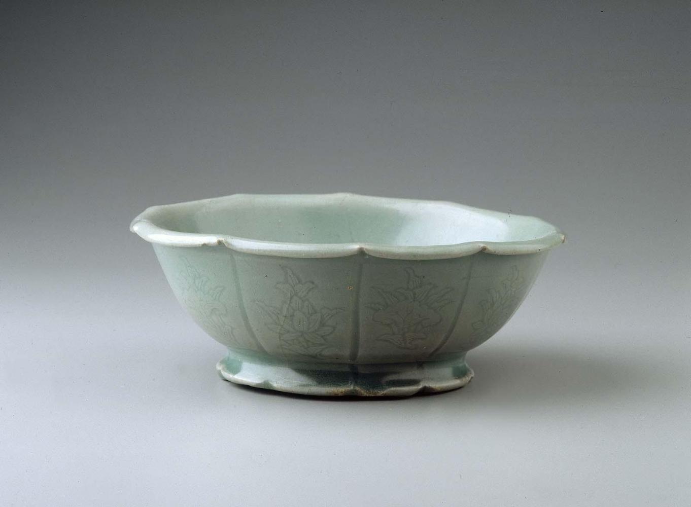 Flower-shaped Bowl