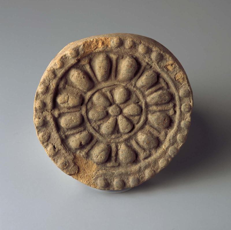 Circular roof-end tile with lotus pattern