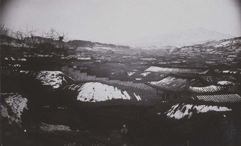 Country in the neighborhood of Seoul: Roofs buried in snow (NRICP Relic No.: 2903)