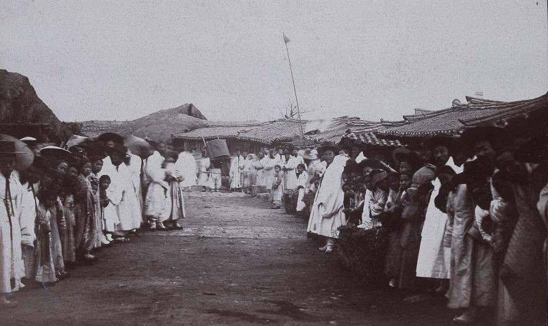 Street clothes washing scene, Seoul. Greatest difficulty in inducing women to return (NRICP Relic No.: 2865)