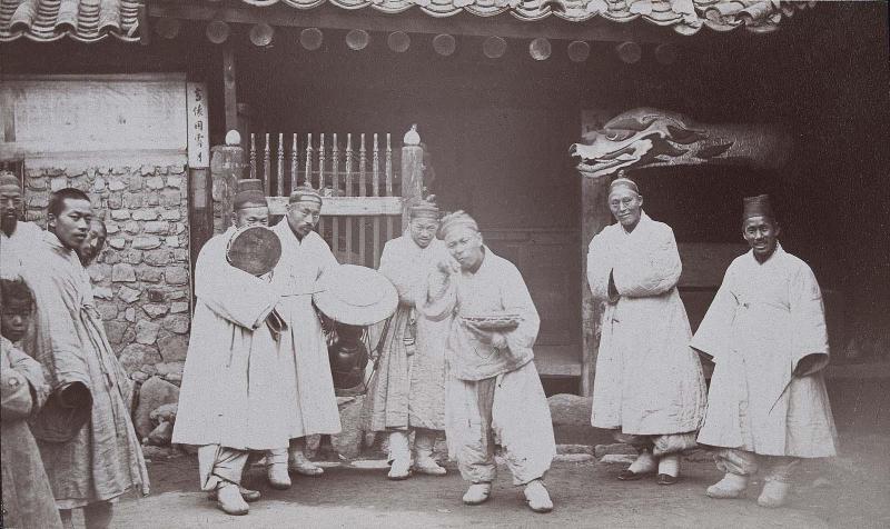 Character performers and musicians in the inner court of a monastery (NRICP Relic No.: 2918)