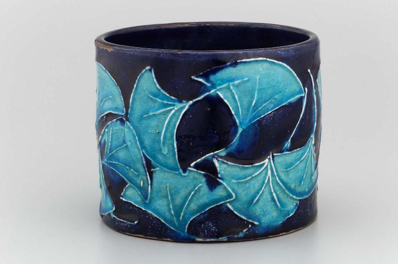 Fire vessel (hi-ire) with the design of ginkgo leaves