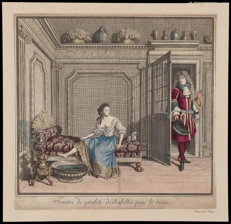 Femme de qualité deshabillée pour le bain
