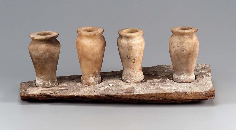 Base for a set of model vessels