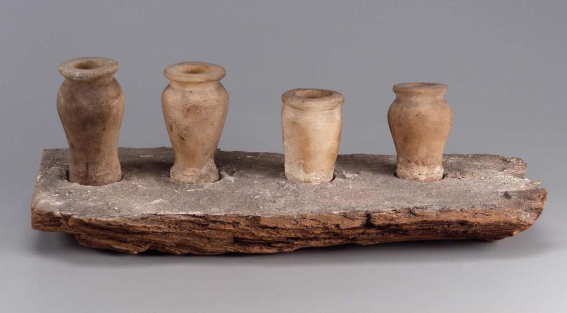 Base for a set of model vessels