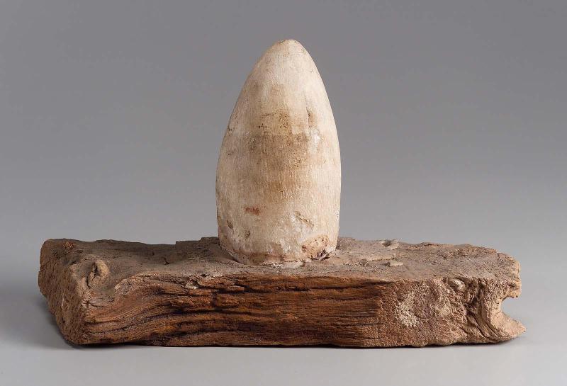 Base for a model offering