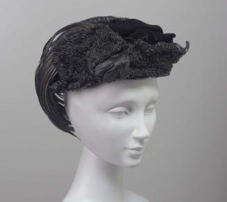 Round hat of black velvet