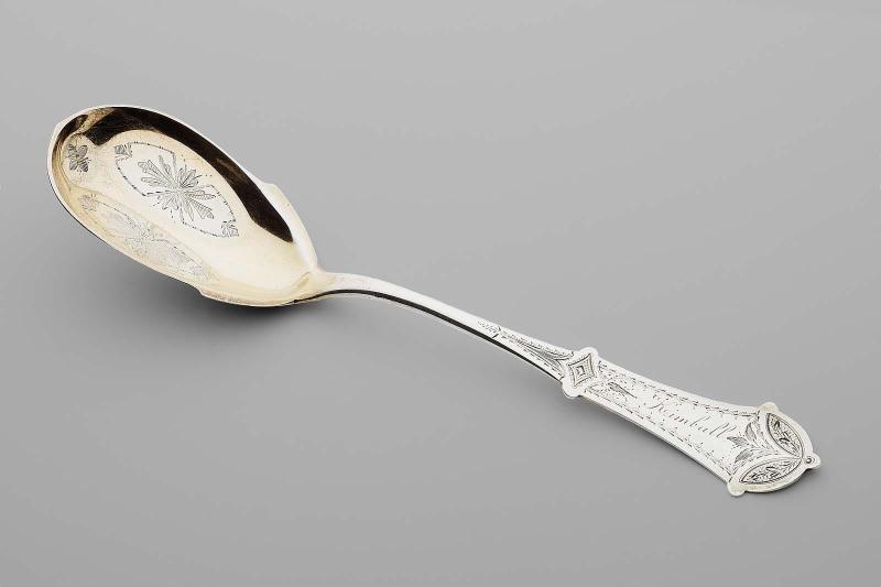Serving spoon