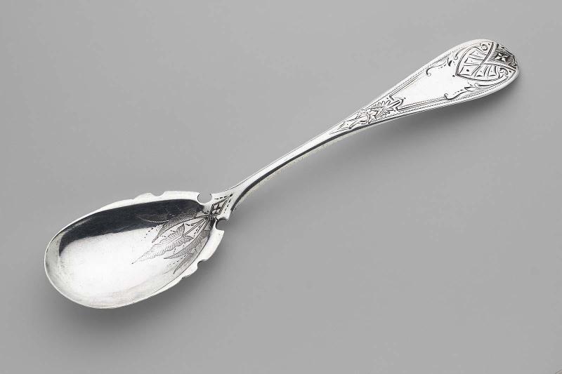 Serving spoon