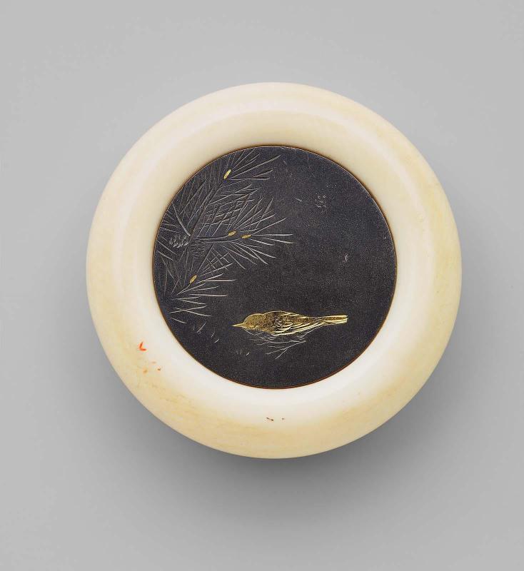 Kagami netsuke with design of sparrow and pine-branches