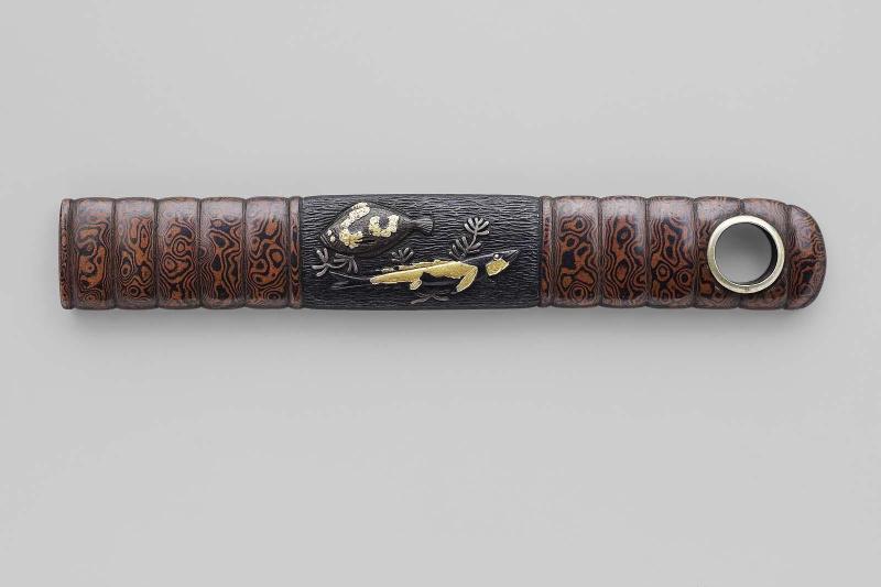 Kozuka with design of fish and weed, with background in kitae-ji technique
