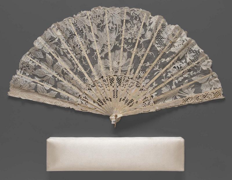 White lace fan