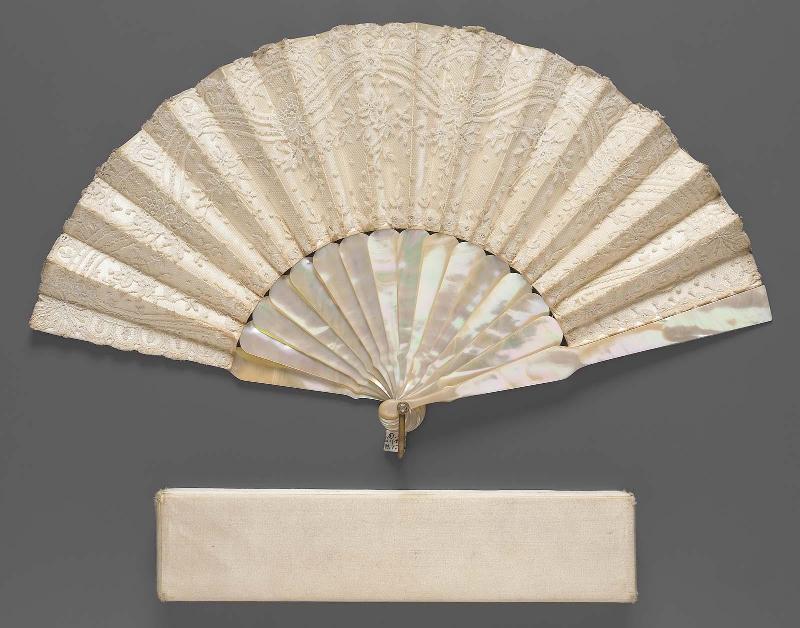 White lace fan