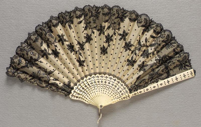 Fan with leaf of white organdy