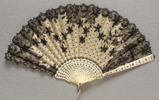 Fan with leaf of white organdy