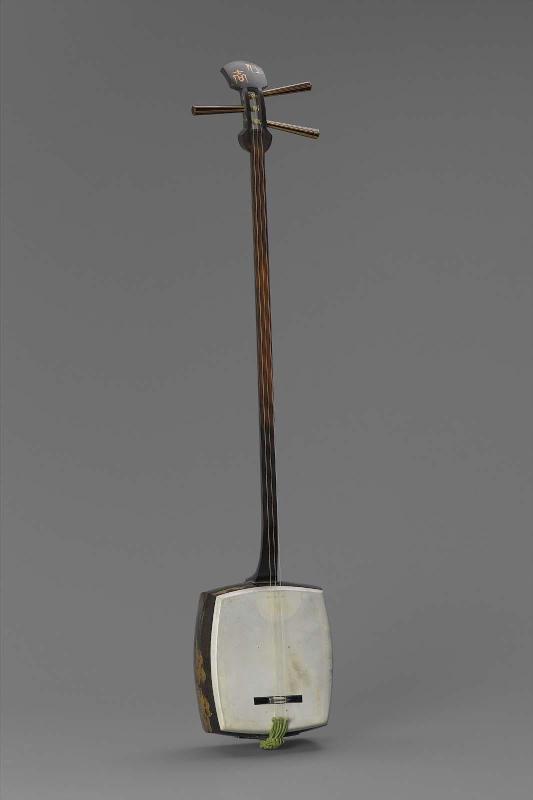 Lute (shamisen) and plectrum