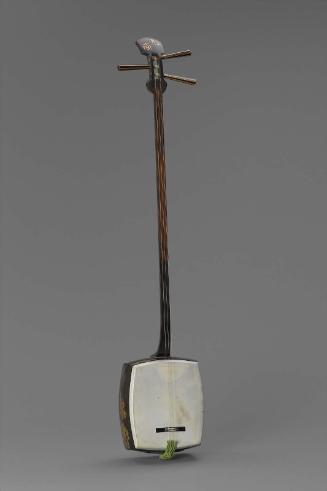 Lute (shamisen) and plectrum