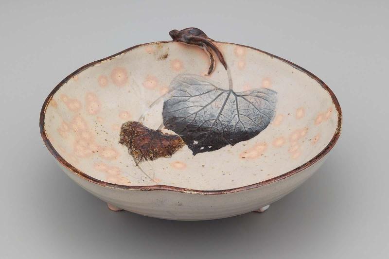 Bowl with decoration of leaves