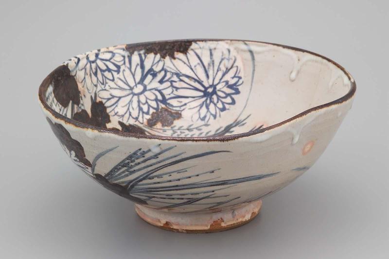 Bowl with decoration of chrysanthemums