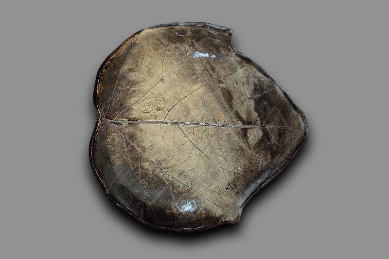 Dish in shape of leaf